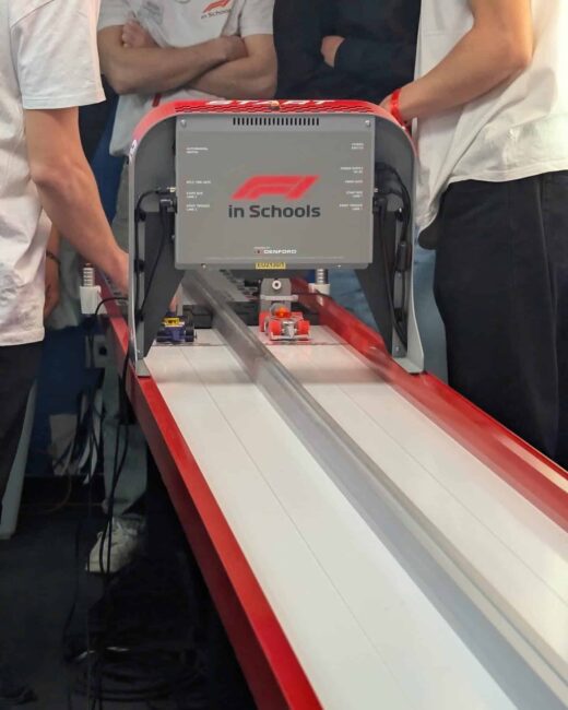 F1&#x20;in&#x20;Schools&#x20;&#x3A;&#x20;CED&#x20;AUTO&#x20;83&#x20;Soutient&#x20;les&#x20;Innovateurs&#x20;de&#x20;Demain